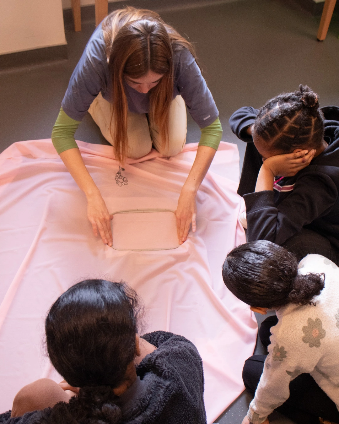 Ateliers pédagogiques de l'artiste Margaux Janisset avec les ce2 de l'école Jean Moulin | Educational workshops by the artist Margaux Janisset with the 3rd-grade students of Jean Moulin School | © Photo - Noé Péan 2025 | La Criée